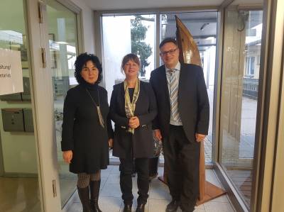 Die Schulleiterin der Schulfarm Insel Scharfenberg, Grudrun Schmidt (mitte), empfing die Abgeordneten Emine Demirbken-Wegner, Vorsitzende des Ausschusses fr Bildung, Jugend und Familie, und Stephan Schmidt