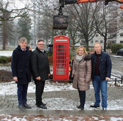 Die englische Telefonzelle kehrt nach Tegel zurck: Straenbauamtsleiter Rdiger Zech, Stephan Schmidt, Stadtrtin Katrin Schultze-Berndt und 