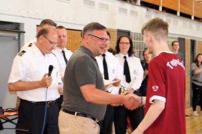 Pokalbergabe an die Gastgeber des Jugendfuballturniers der Berliner Feuerwehr, der Jugendfeuerwehr Tegelort, die diesmal einen ehrbaren 3. Platz in der U18-Wertung belegten