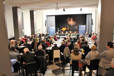 ber 100 Brgerinnen und Brger, vorwiegend aus Konradshhe und Tegelort, kamen, um sich von den Experten zum Thema Wildschweine beraten zu lassen und ihre Fragen zu stellen