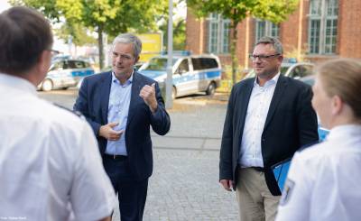 Burkard Dregger und Stephan Schmidt beim Gesprch mit Polizeibeamten des Abschnitt 11