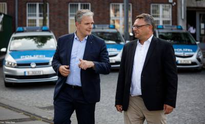 Burkard Dregger und Stephan Schmidt vor der Polizeiwache in Tegel