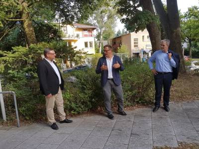 Der Geschftsfhrer des Haus Conradshhe, Remigiusz Cisowski, begrt Burkard Dregger und Stephan Schmidt