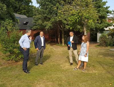 Gesprch von Burkard Dregger, Remigiusz Cisowski, Stephan Schmidt und Sylvia Schmidt auf dem Gelnde des Haus Conradshhe