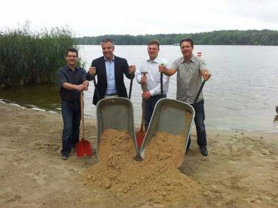 Zusammen mit unserem Bundestagskandidaten Frank Steffel wurde 2013 die Badestelle an der Sandhauser Stra�e mit neuem Sand versch�nert. Mit dabei waren die Spender des Sandes: Uwe Laurman und Oliver Raeder, ebenfalls Vorstandsmitglieder der CDU Heiligensee. 