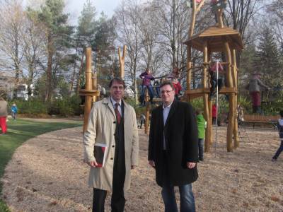 Mit dem Reinickendorfer Baustadtrat Martin Lambert anl�sslich der Einweihung des Spieplatzes an der Reiheraleee in Heiligensee