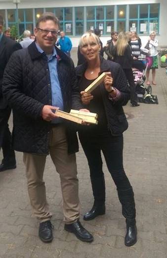 Stephan Schmidt vor der Grundschule Am Tegelschen Ort bei der Verteilung kleiner Pr�sente an die neuen ABC-Sch�tzen