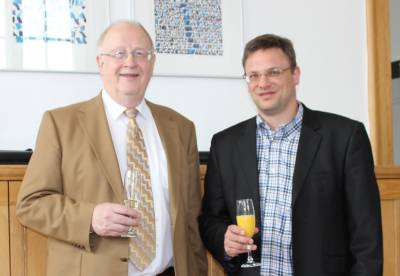 Wir brauchen in der Bezirksverordnetenversammlung keine Endlosdebatten und kleinkarierten Parteienstreit. Lebhaft streiten ja, stereotypen Schlagabtausch nein. Da bin ich mir mit dem BVV-Vorsteher Dr. Hinrich L�hmann einig, dem ich hier zum 70. Geburtstag gratulierte.