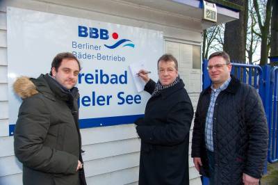 Gemeinsamer Einsatz f�r die Rettung des Strandbades Tegel. Mit Tim-Christopher Zeelen, MdA (links) und Bezirksb�rgermeister Frank Balzer (Mitte)