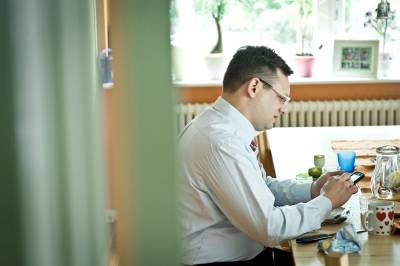 Nach dem Frhstck werden die ersten Mails gecheckt.(c) CDU Deutschlands/Dominik Butzmann
