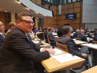 Erste Sitzung im Parlament.