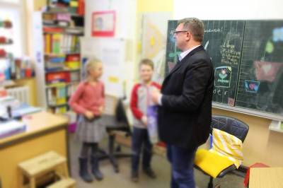 Vorlesetag 2016: Die Klassensprecher berreichen zum Abschied ein kleines Dankeschn-Geschenk.