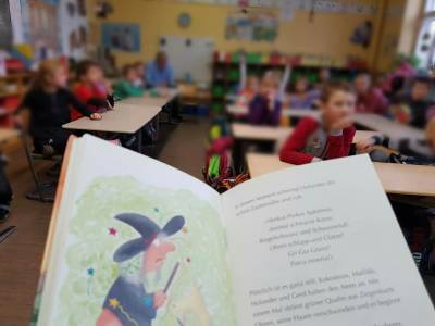 Vorlesetag 2016: Die Geschichte vom kleinen Ritter Kokosnuss und dem groen Zauberer findet interessierte Zuhrer.