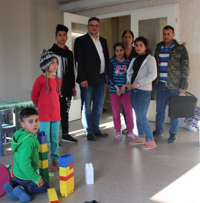 Der Wahlkreisabgeordnete informierte sich vor Ort in der Flchtlingseinrichtung in der Bernauer Strae ber das Schicksal der dort untergebrachten Familien.