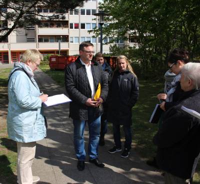 Stephan Schmidt beim Kiezrundgang in Tegel-Sd.