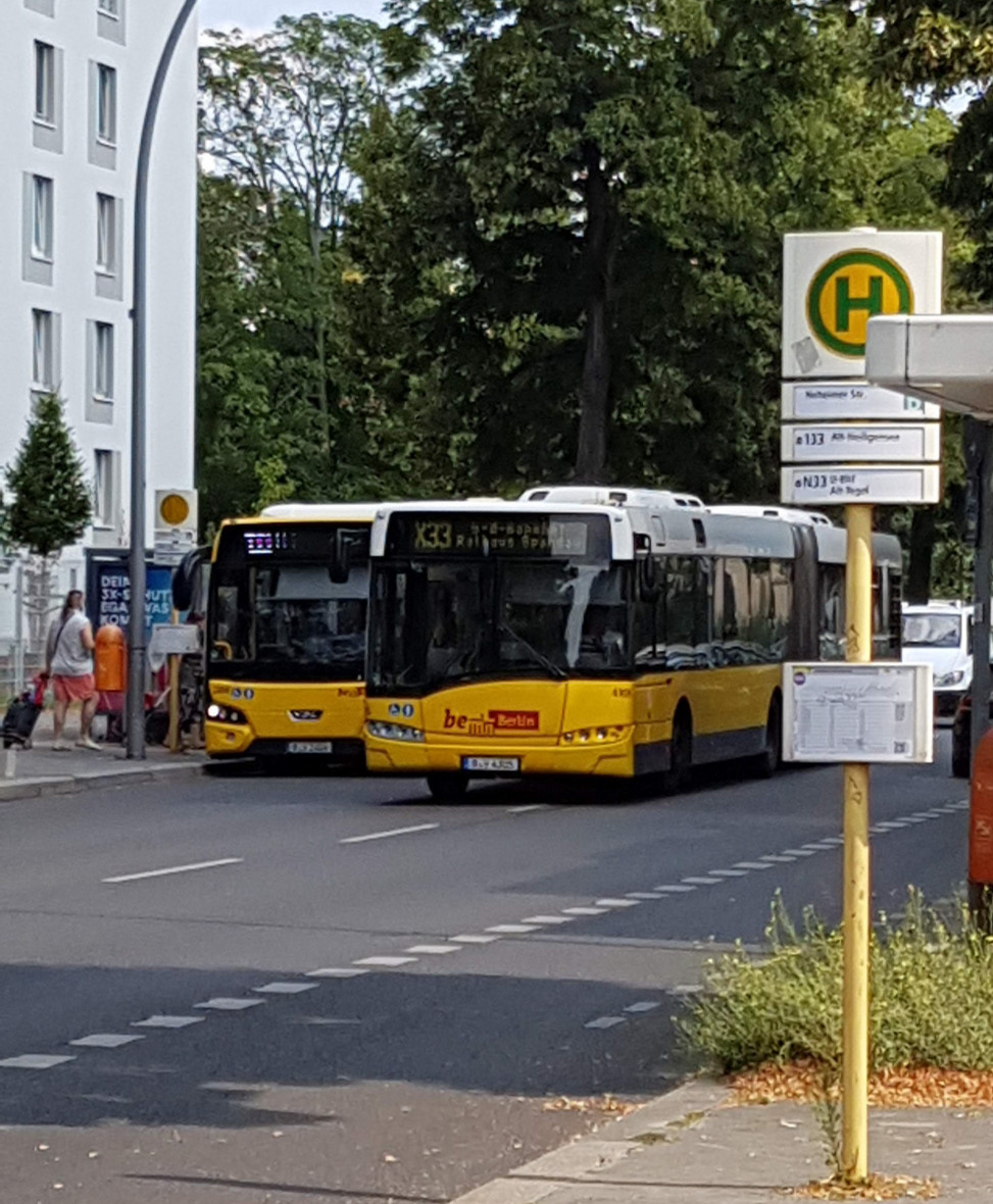An der Neheimer Straße hält der Bus 133 - der X33 fährt hingegen durch