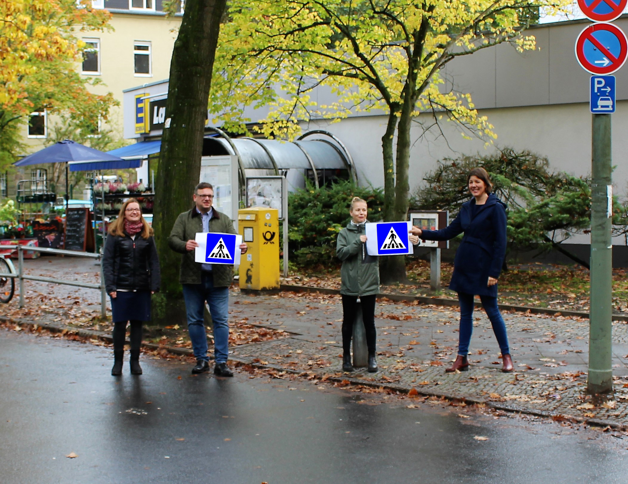 Sylvia und Stephan Schmidt (li) trafen sich mit Eltern zum Ortstermin am Falkenplatz