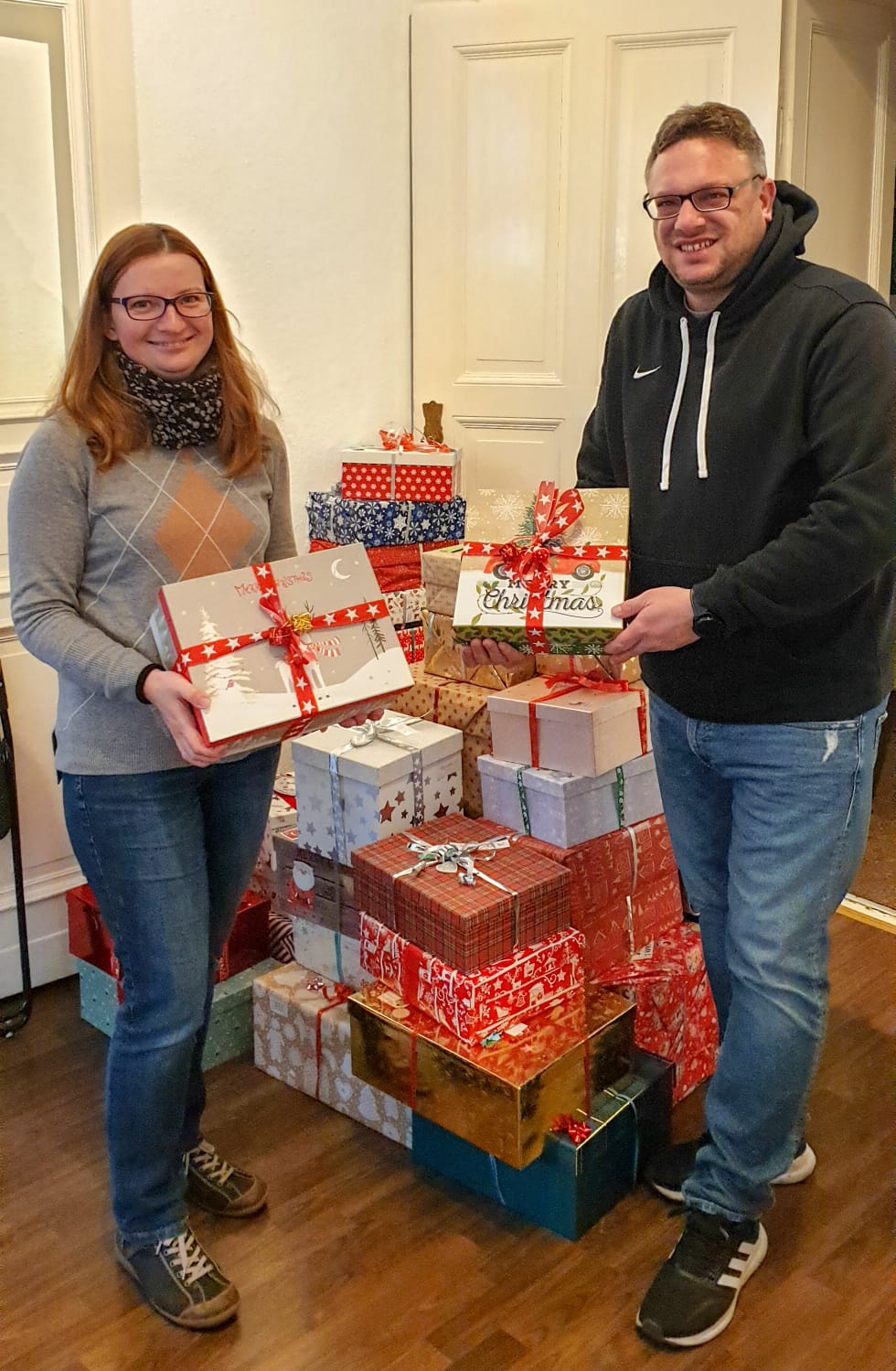 Sylvia und Stephan Schmidt bei der Geschenkebergabe