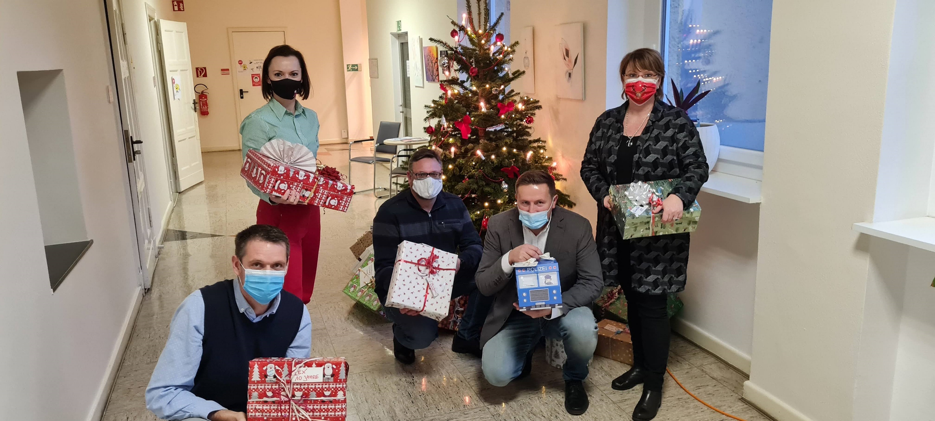 Viel Freude ber die Geschenke: Tino Gaede und Klaudyna Droske von den Initiatoren der Aktion Weihnachtsfreude bergeben gemeinsam mit Stephan Schmidt die Weihnachtspakete an Remigiusz Cisowski und Simone Kielmann von der Leitung des Haus Corandshhe (v.l
